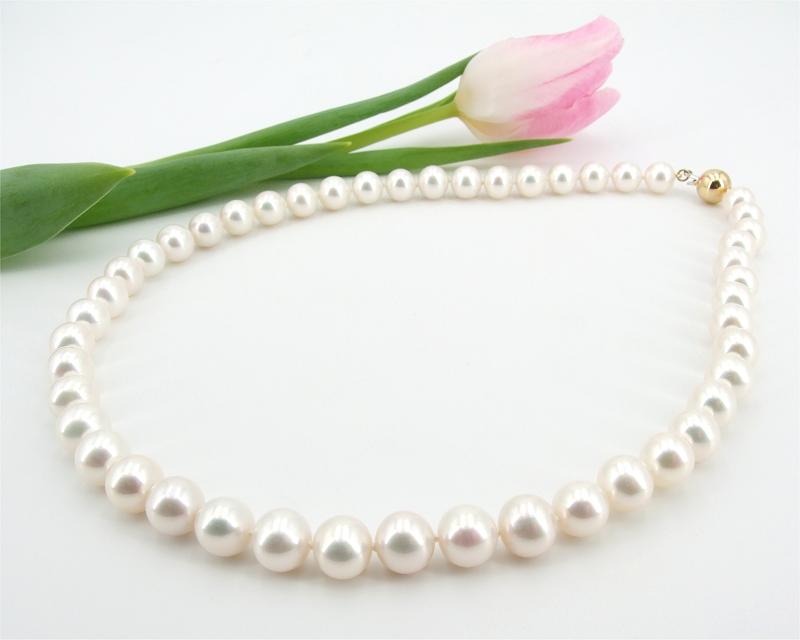 Lange weiße Perlenkette vom EdelKontor