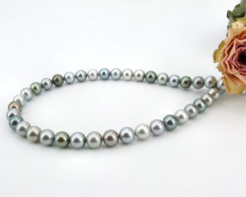 Halskette aus Tahitiperlen von der Perlenfarm